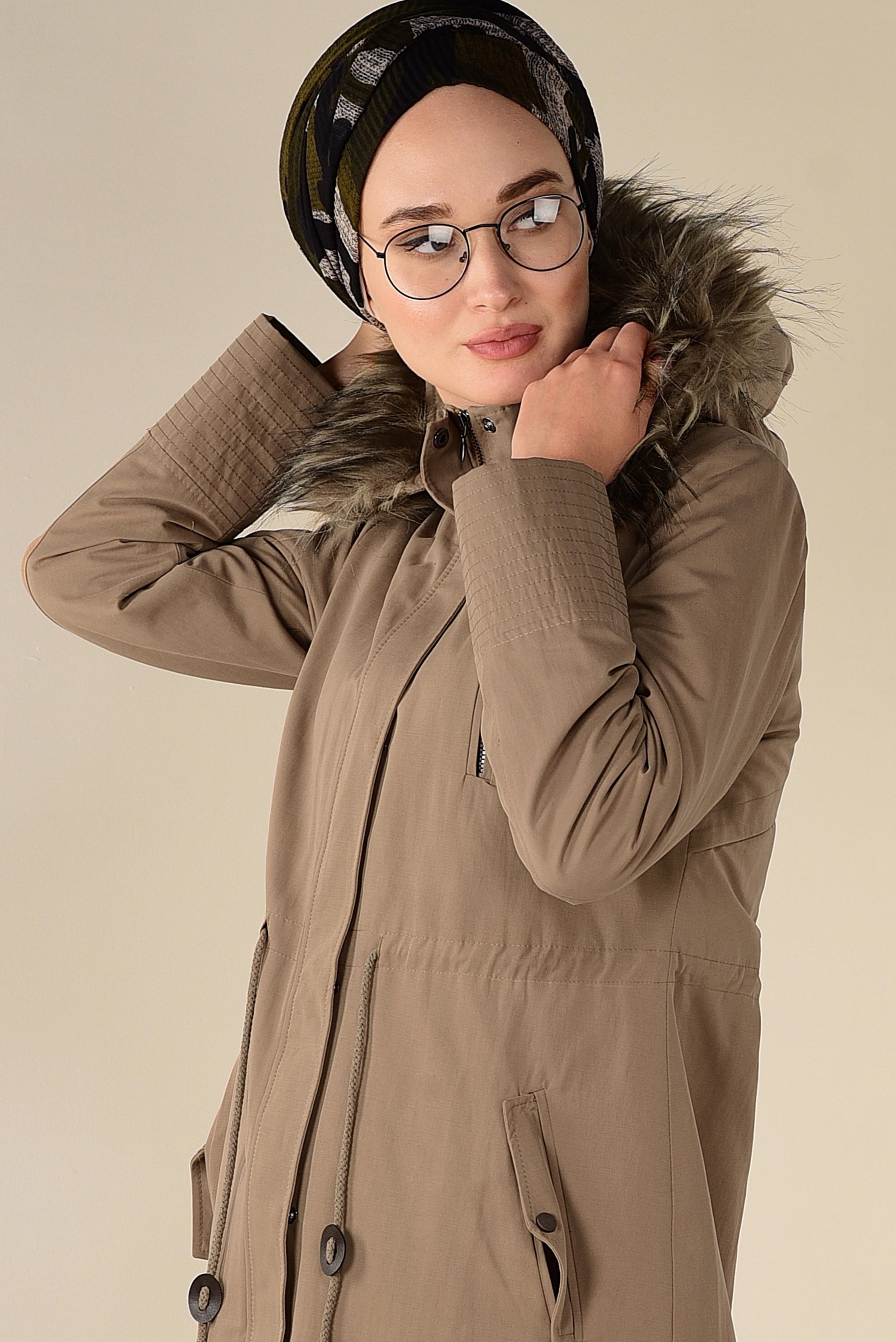 Manteau avec fourrure femme sale