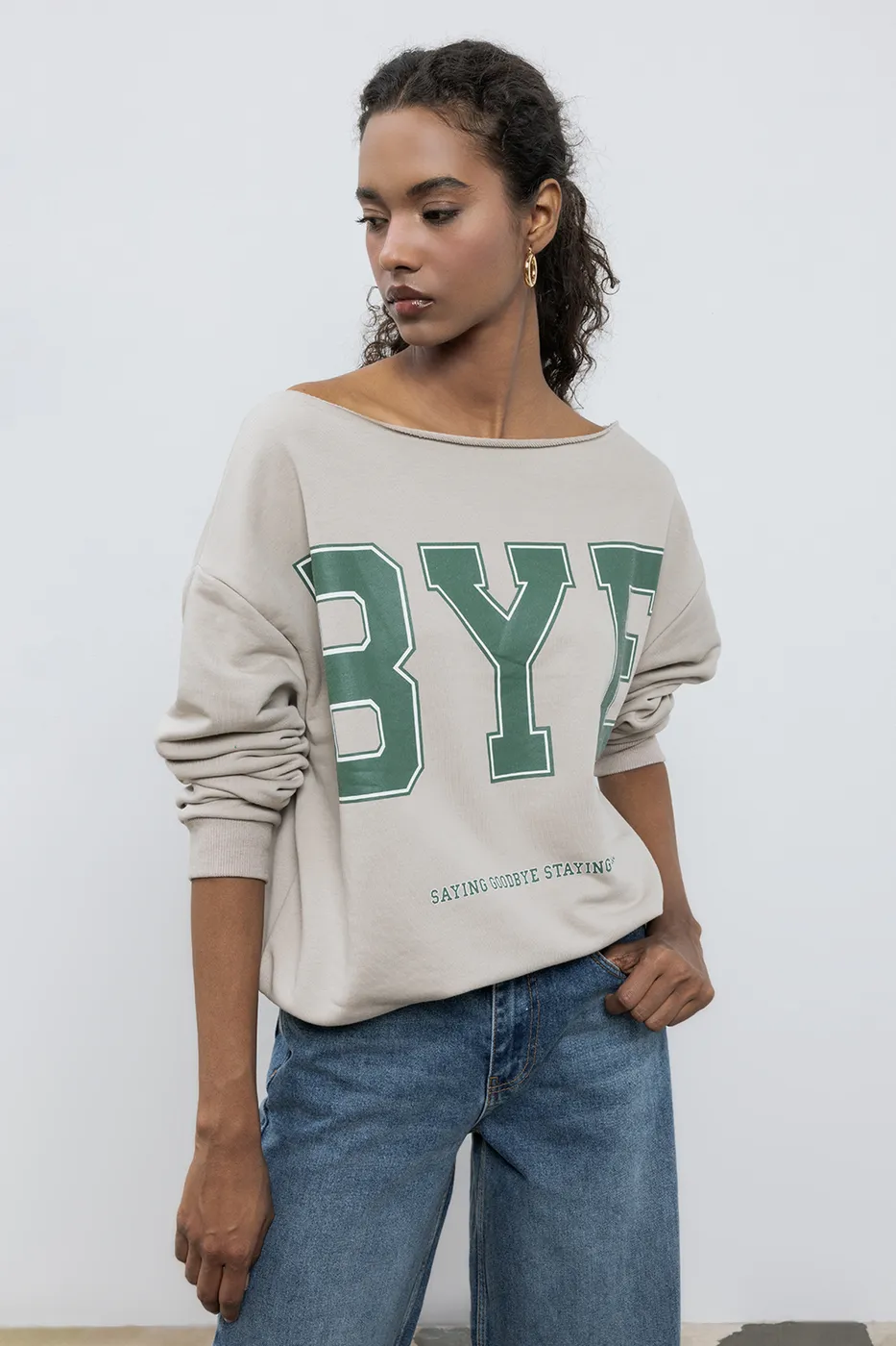 Bayan Bej Baskılı Kayık Yakalı Sweatshirt