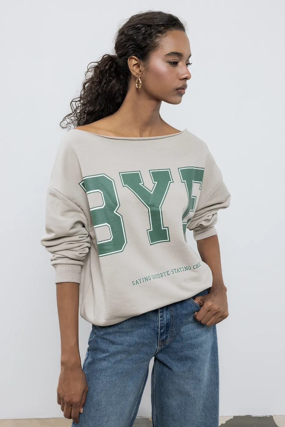 Bayan Bej Baskılı Kayık Yakalı Sweatshirt