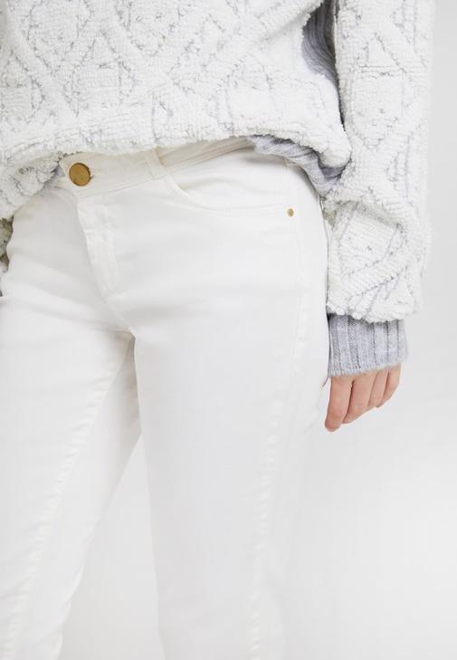Beyaz Pantolon ve Gri Boğazlı Triko Kombini
