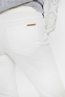 Beyaz Pantolon ve Gri Boğazlı Triko Kombini