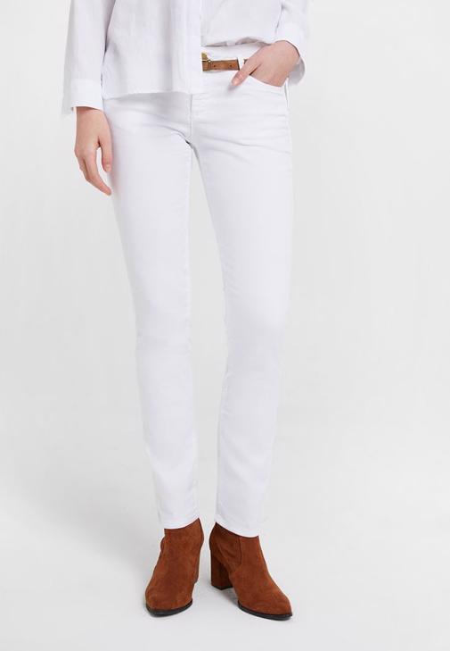 Beyaz Pantolon ve Beyaz Gömlek Kombini