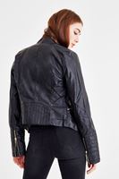 Bayan Siyah Fermuarlı Cep Detaylı Deri Görünümlü Ceket