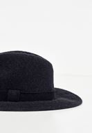Bayan Siyah Kurdele Detaylı Şapka