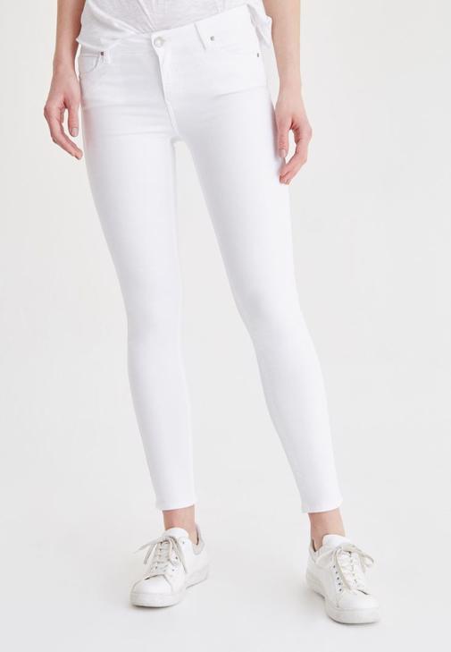 Uzun Gömlek ve Beyaz Pantolon Kombini