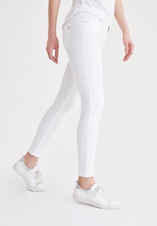 Uzun Gömlek ve Beyaz Pantolon Kombini