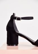 Bayan Siyah Toka Detaylı Yuvarlak Topuklu Ayakkabı