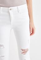 Bayan Beyaz Düşük Bel Yırtık Detaylı Dar Paça Pantolon