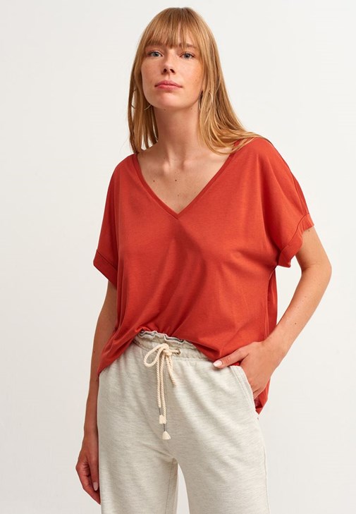 24 99 Tl V Yaka Salas Kirmizi Bayan Tisort Modeli 8815b Modamizbir Com