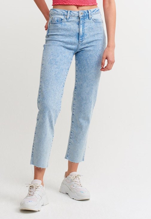 Crop Straight Pantolon ve Crop Tişört Kombini