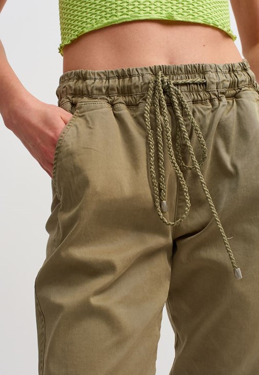 Jogger Pantolon ve Dikişsiz Crop Tişört Kombini