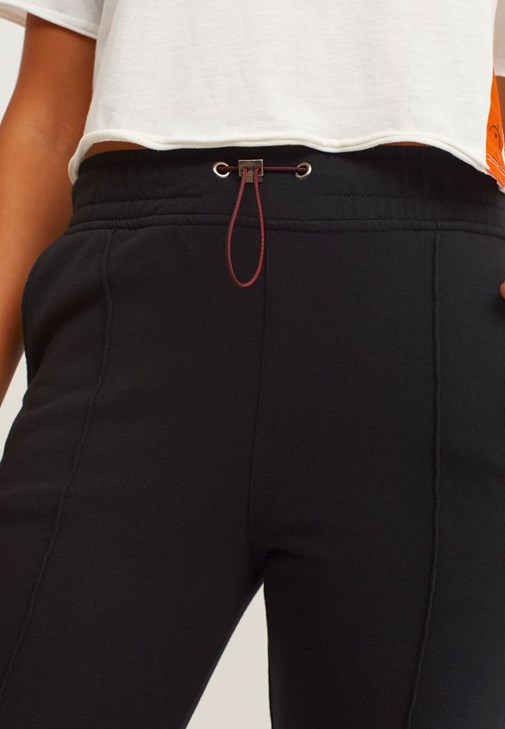 Sweat Jogger Pantolon ve Baskılı Crop Tişört Kombini