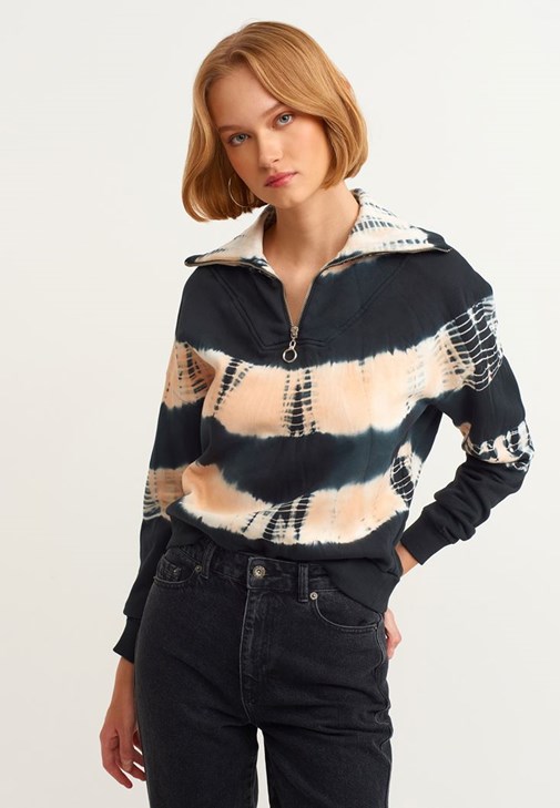 Batik Desenli Sweatshirt ve Yüksek Bel Mom Jean Kombini