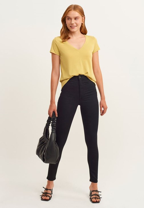 Soft-Touch V Yaka Tişört ve Toparlayıcı Skinny Pantolon Kombini