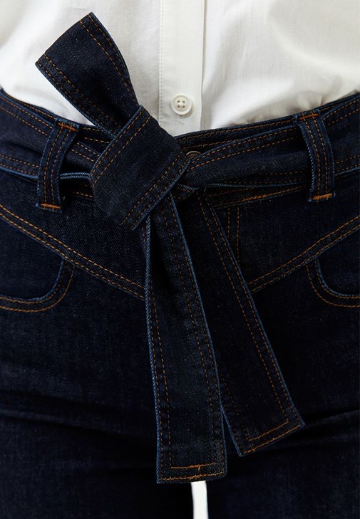 Wide-Leg Denim Pantolon ve Pamuklu ve Fırfırlı Gömlek Kombini