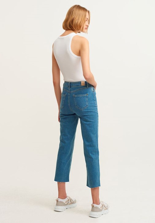Ultra Yüksek Bel Denim Pantolon ve Uzun Kollu Crop Tişört Kombini