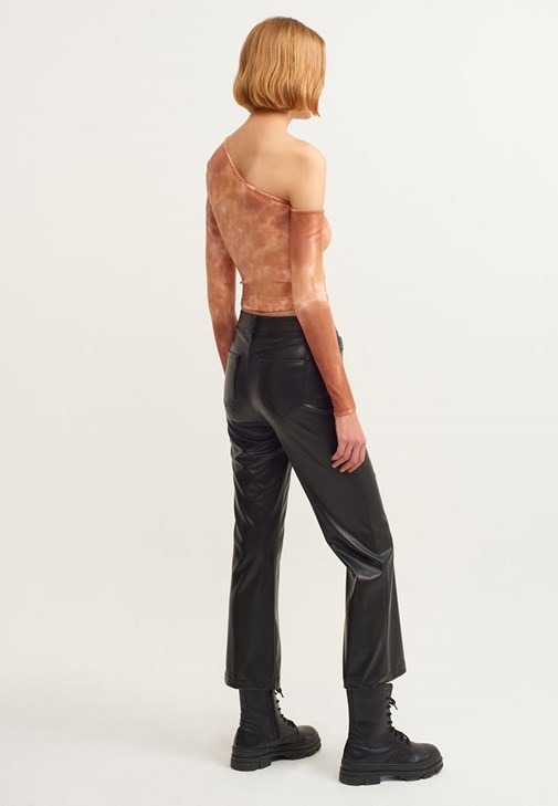 Vegan Deri Pantolon ve Batik Desenli Asimetrik Bluz Kombini