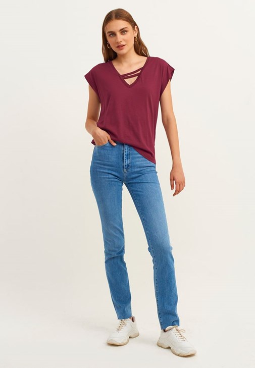 Biye Detaylı V-Neck Tişört ve Slim-Fit Denim Pantolon Kombini