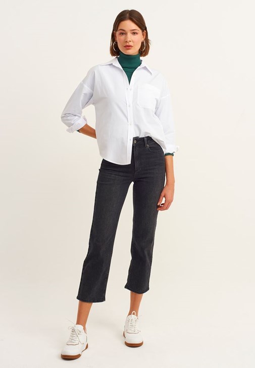 Oversize Cepli Gömlek ve Straight-Fit Denim Pantolon Kombini