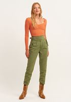 Bayan Yeşil Kemer Detaylı Carrot-Fit Pantolon ( TENCEL™ )