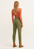 Bayan Yeşil Kemer Detaylı Carrot-Fit Pantolon ( TENCEL™ )