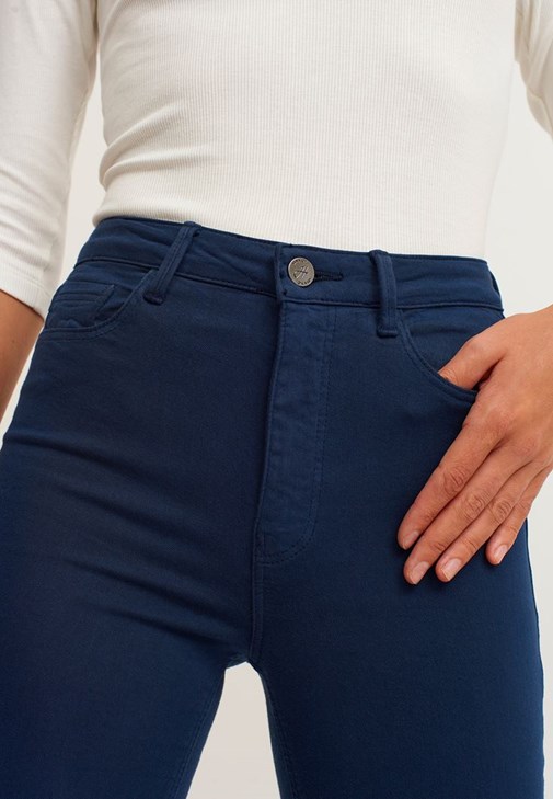 Yırtmaç Detaylı V Yaka Tişört ve Skinny Pantolon Kombini