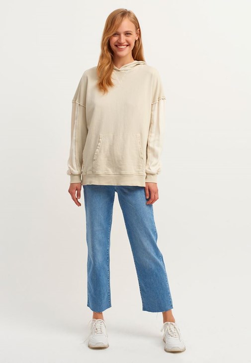 Oversize Sweatshirt ve Mom-Fit Jean Kombini