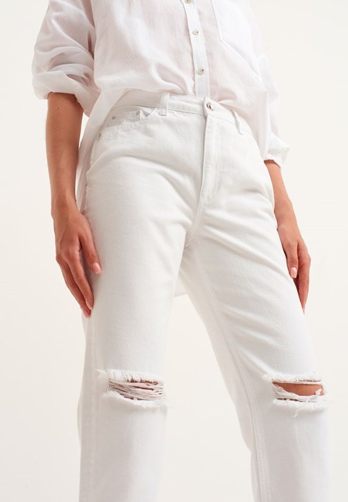 Slim-Fit Pantolon ve Oversize Gömlek Kombini