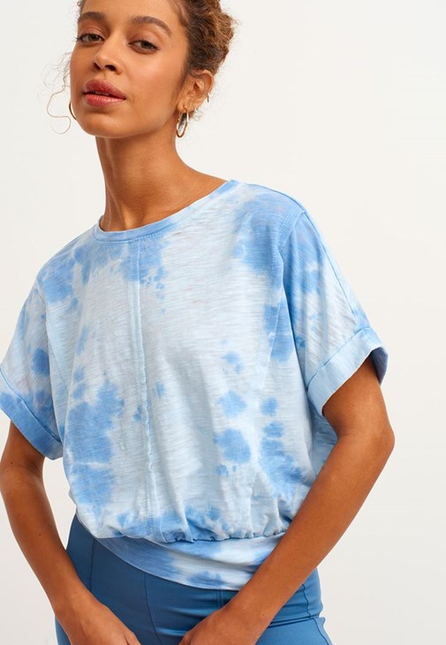 Batik Desenli Tişört ve Dikişsiz Tayt Kombini