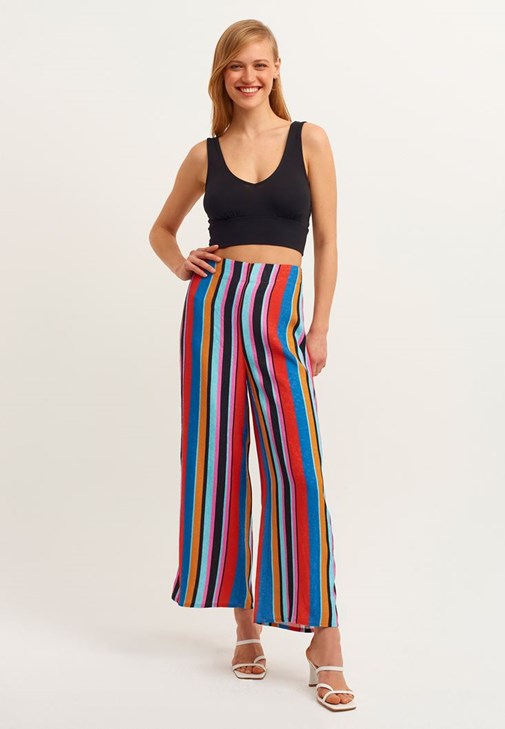 V-Neck Crop Atlet ve Wide-Leg Pantolon Kombini