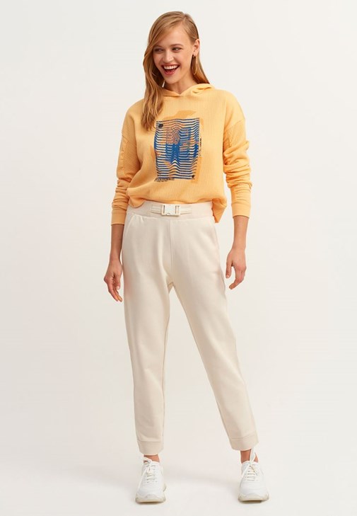 Baggy-Fit Pantolon ve Crop Sweatshirt Kombini