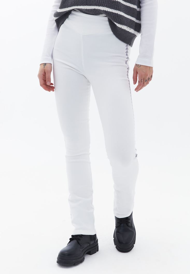 Bayan Beyaz Nakışlı Slim-Fit Pantolon