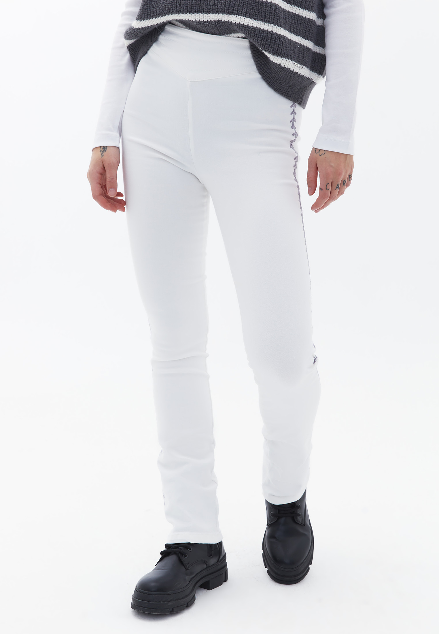 Women White Embroidered Slim-Fit Trousers