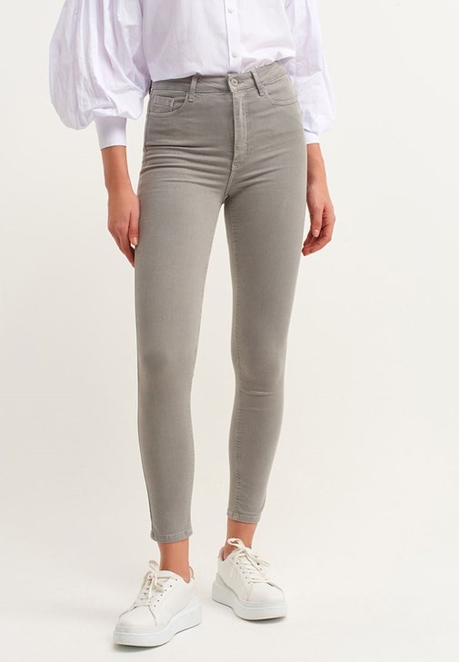 Toparlayıcı Skinny Pantolon ve Ekose Blazer Ceket Kombini