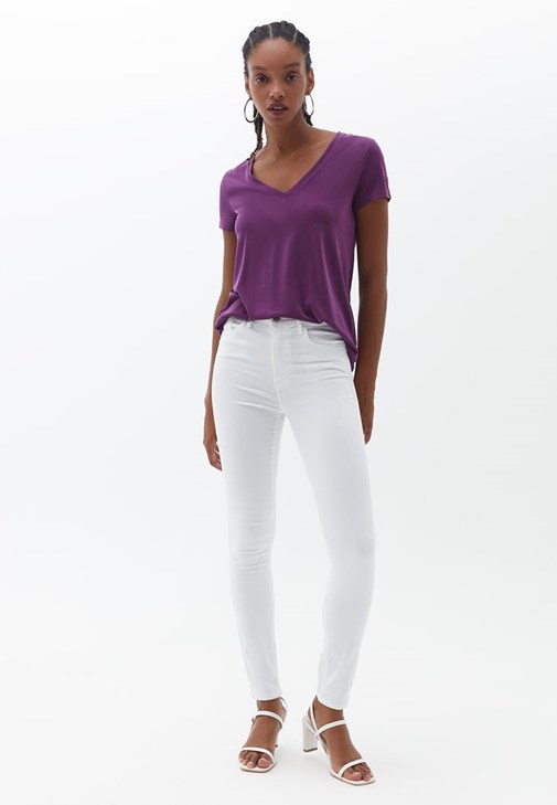 Soft-Touch Tişört ve Beyaz Skinny Pantolon Kombini