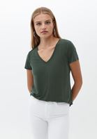 Yeşil V Yaka Tişört ve Pantolon Kombini
