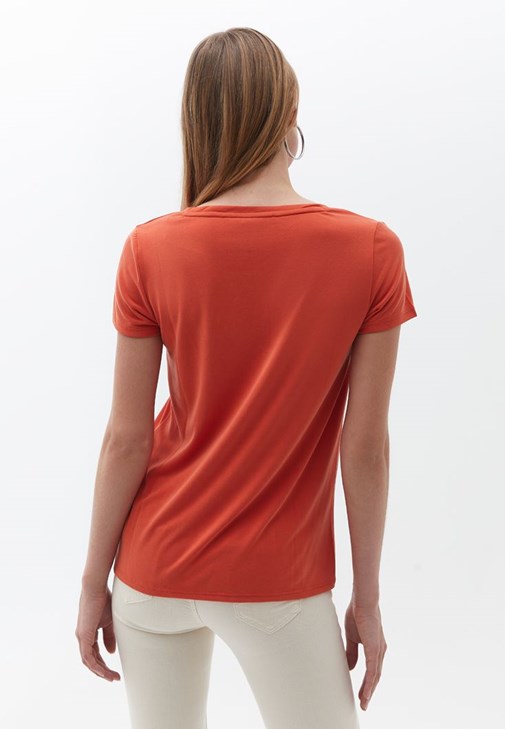 Soft-Touch Tişört ve Toparlayıcı Etkili Pantolon Kombini