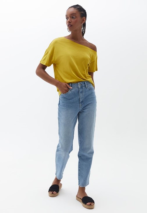Oversize Tişört ve Mom-fit Jean Pantolon Kombini