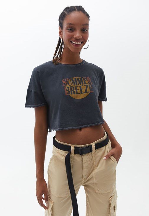 Pamuklu Crop Tişört ve Kemerli Pantolon Kombini
