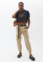 Pamuklu Crop Tişört ve Kemerli Pantolon Kombini