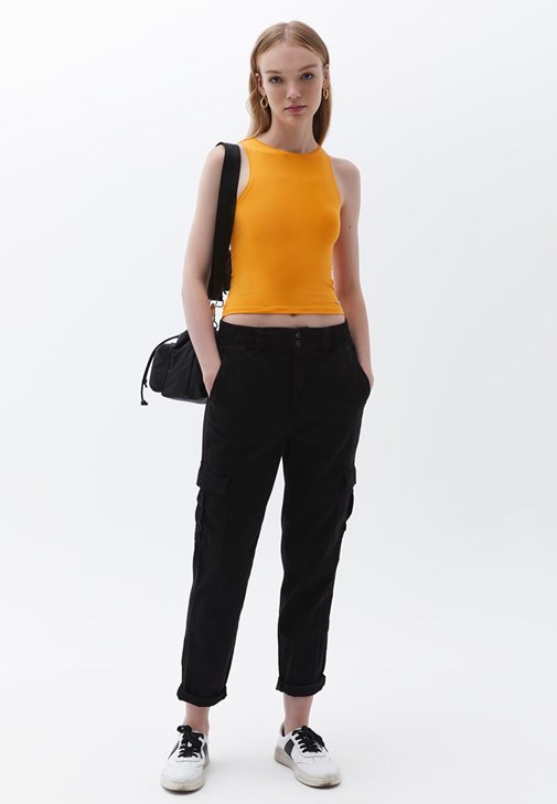 Be Stylish and Comfortable with Carrot Pants | Gizia Blog
