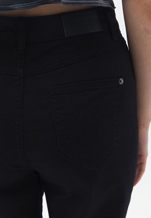 Detaylı Bluz ve Mom-Fit Pantolon Kombini