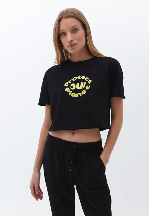 Pamuklu Crop Tişört ve Pantolon Kombini