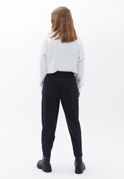 Toka Detaylı Pantolon ve Crop Sweatshirt Kombini