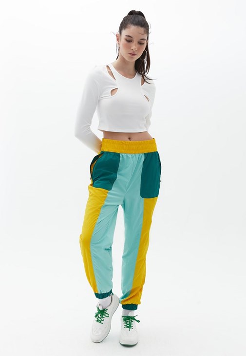 Cut-Out Detaylı Crop ve Cepli Pantolon Kombini