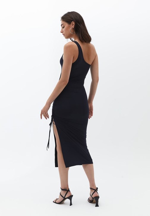 Cut-Out Detaylı Elbise ve Zincirli Çanta Kombini
