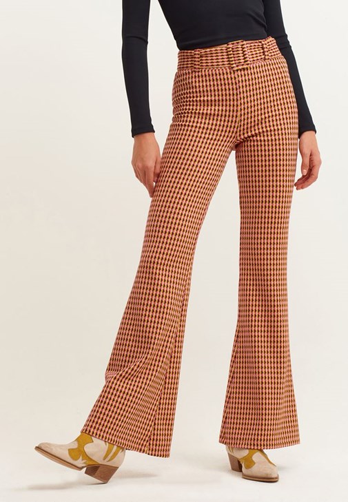 Yüksek Bel Renkli Flare Pantolon ve Western Çizme Kombini