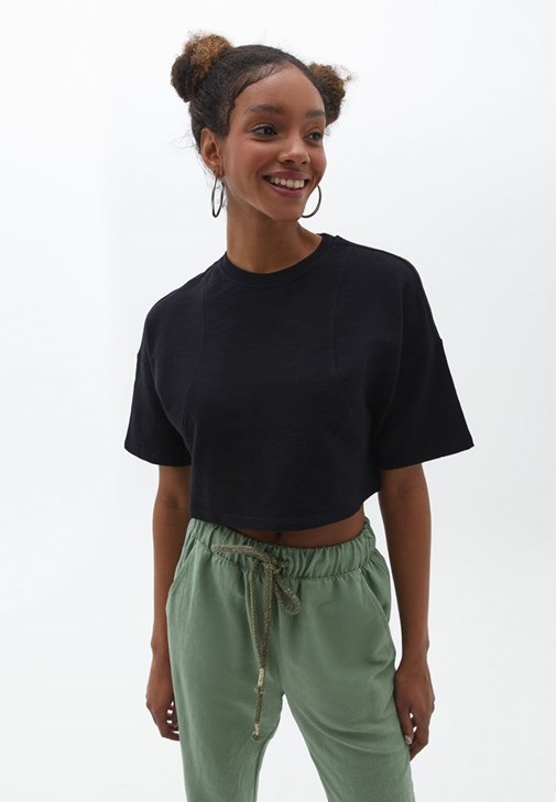Pamuklu Crop Tişört ve Bağcıklı Pantolon Kombini