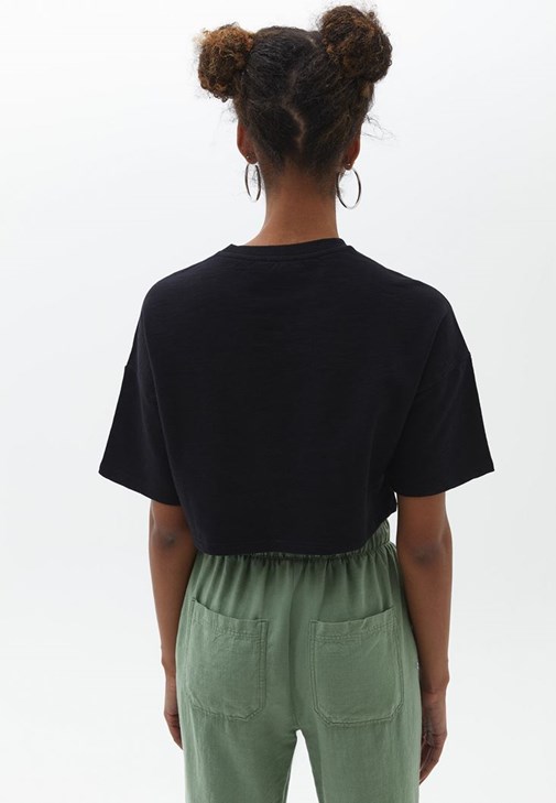 Pamuklu Crop Tişört ve Bağcıklı Pantolon Kombini