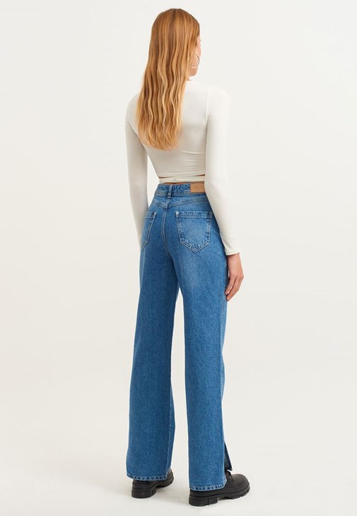 Uzun Kollu Tişört ve Straight- Fit Denim Pantolon Kombini